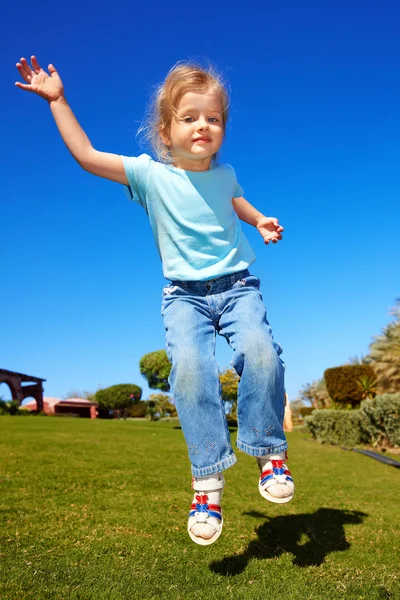 Klein meisje spelen in park. — Stockfoto