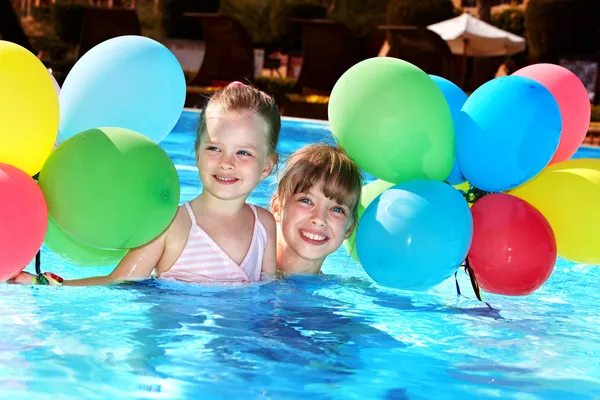 Balonları yüzme havuzunda oynayan çocuklar. — Stok fotoğraf