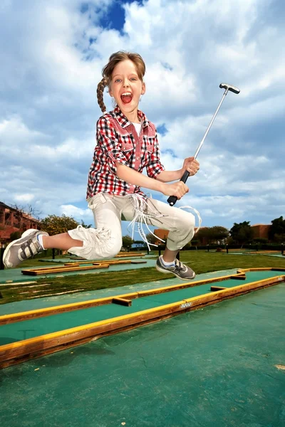 Маленькая девочка играет в гольф в парке . — стоковое фото
