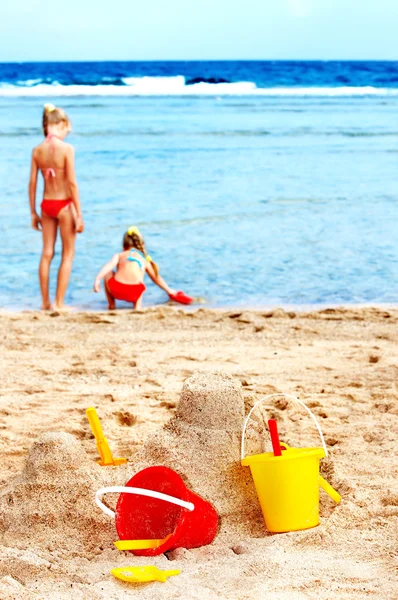 ChristmasTree 1gyermekek játszanak a strandon. — Stock Fotó