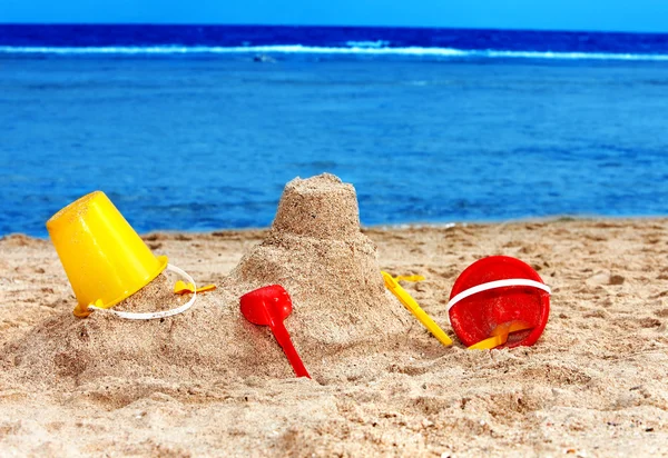 Giocattoli per bambini sulla spiaggia di sabbia . — Foto Stock