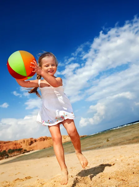 Barnlek på stranden. — Stockfoto