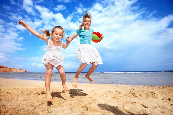 ビーチで遊んでいる子供たち. — ストック写真
