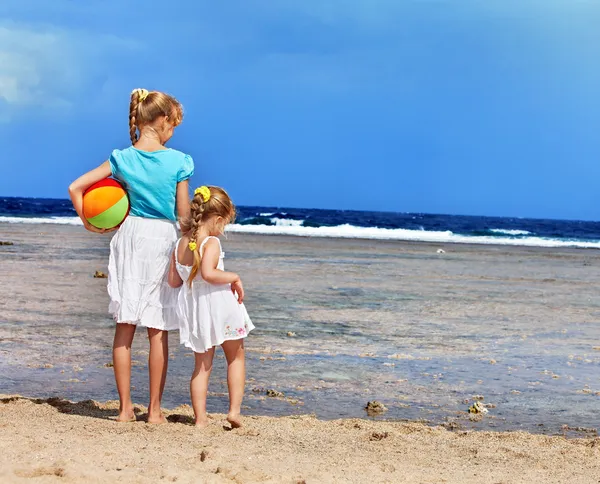 Crianças de mãos dadas andando na praia . — Fotografia de Stock