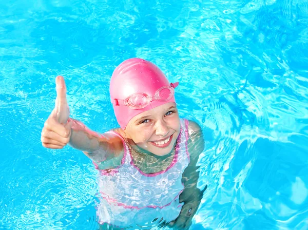 Crianças nadando na piscina . — Fotografia de Stock