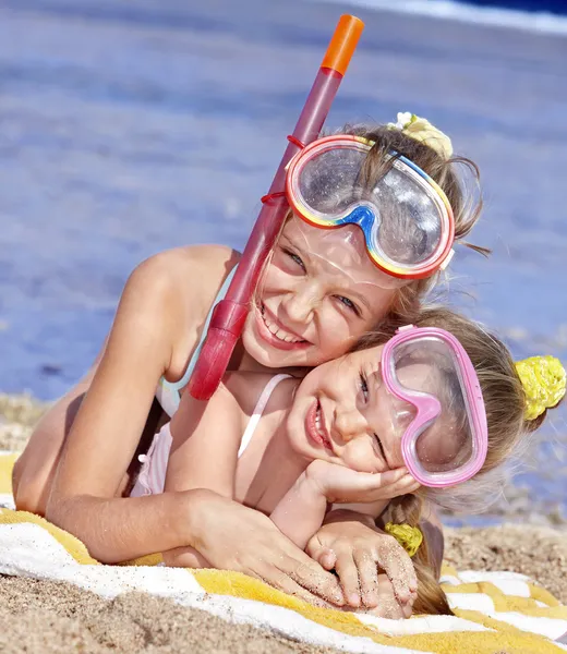Bambini che giocano sulla spiaggia . — Foto Stock