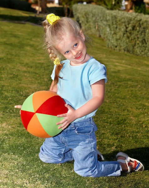 Παιδί να παίξει με μπάλα στο πάρκο — Φωτογραφία Αρχείου