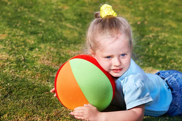 Детские игры с мячом в парке — стоковое фото