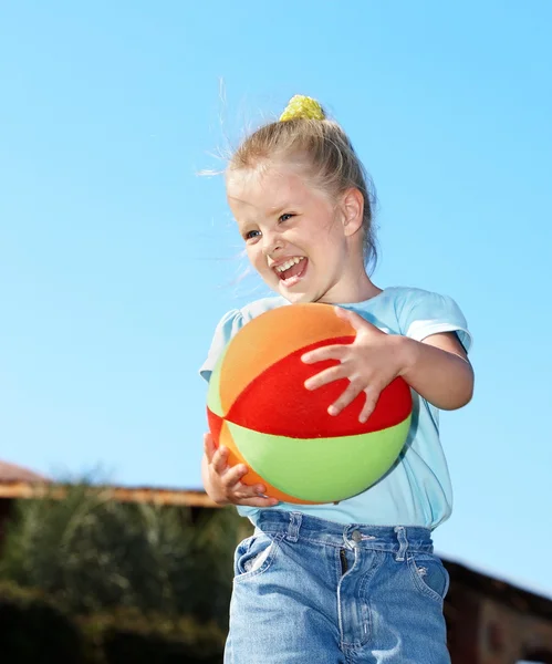 Criança brinca com bola no parque — Fotografia de Stock