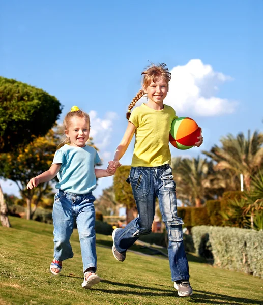 Παιδιά που τρέχουν στο πάρκο. — Φωτογραφία Αρχείου