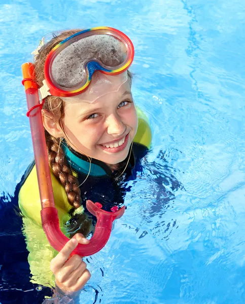 Niño en piscina aprendiendo snorkel . — Foto de Stock