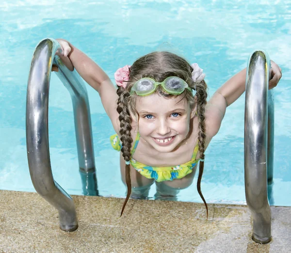 Kind in zwembad. — Stockfoto
