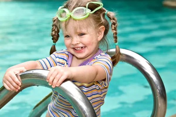 Bebé en gafas protectoras deja piscina . — Foto de Stock