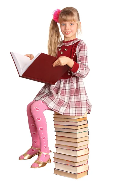 Leuk meisje lezen grote boek. — Stockfoto