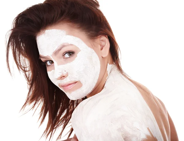 Flicka med lera ansiktsmask. — Stockfoto