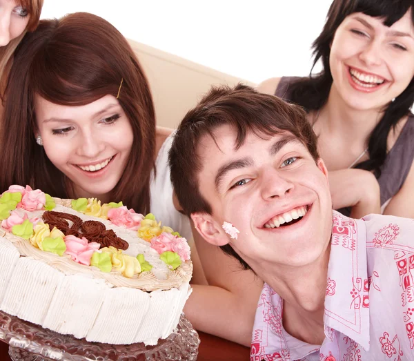 Grupo de adolescentes celebran feliz cumpleaños . —  Fotos de Stock