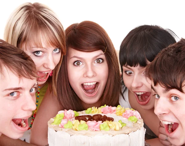 Grupo de jovens felizes comer bolo . — Fotografia de Stock