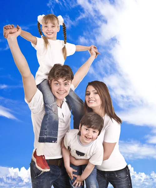 Mutlu bir aile. Mavi gökyüzü, beyaz bulut. — Stok fotoğraf