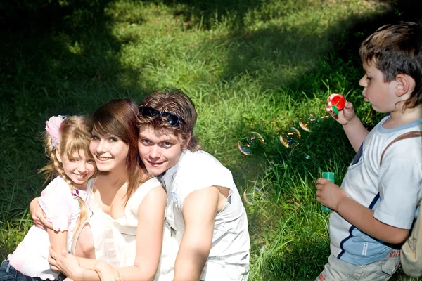 Семья с детьми на открытом воздухе . — стоковое фото