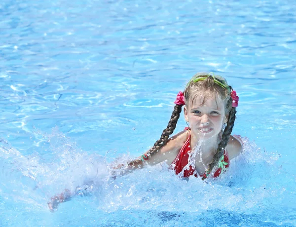 Dziecko pływać w basenie. — Zdjęcie stockowe