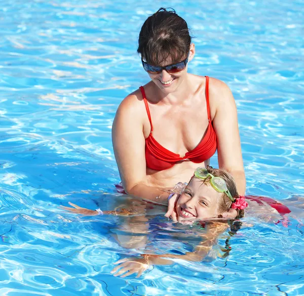 Kind leren zwemmen in zwembad. — Stockfoto