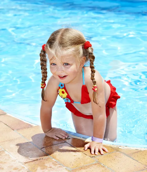 Barn bada i pool. — Stockfoto