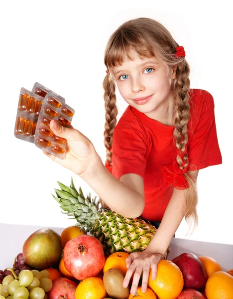 Dziecko z owoców i witaminy pigułki. — Zdjęcie stockowe