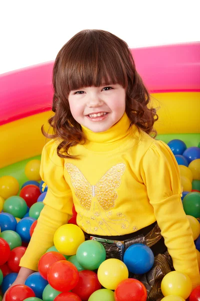 Šťastné dítě ve skupině barevné koule. — Stock fotografie