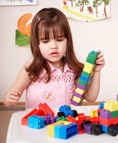 Kind spelen bouw instellen in de speelkamer. — Stockfoto