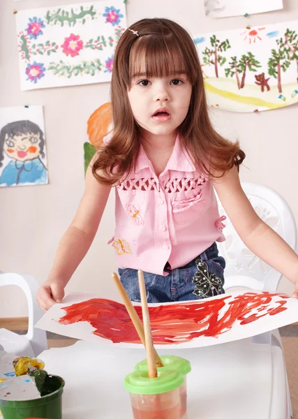 Child painting picture in art class. — Stock Photo, Image