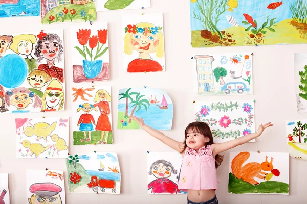 Barn i konst klass med bild. — Stockfoto