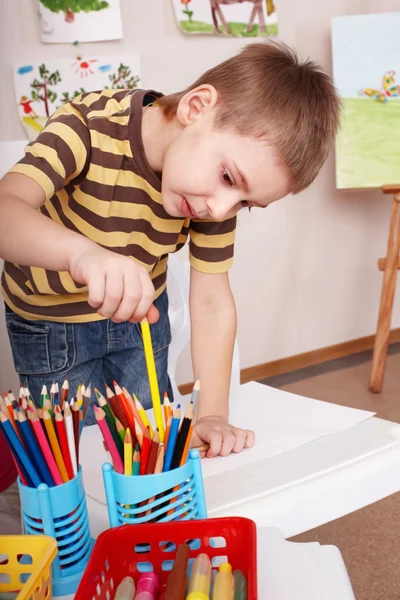 Bambino con matita in sala giochi . — Foto Stock
