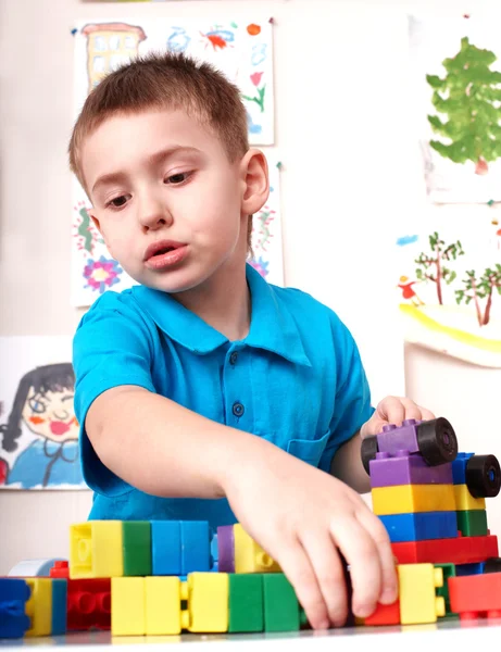 Niño jugando lego bloque y conjunto de construcción . — Foto de Stock