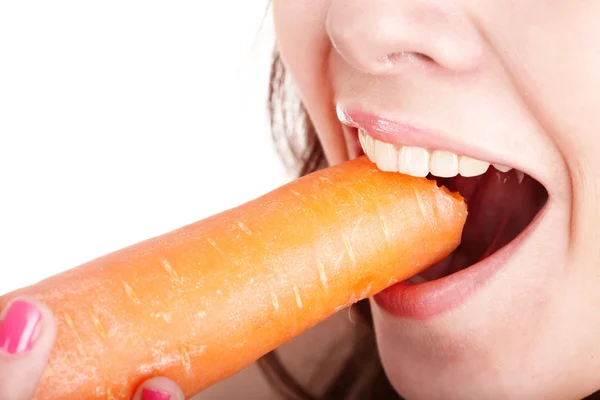 Лицо девушки, поедающей морковь . — стоковое фото