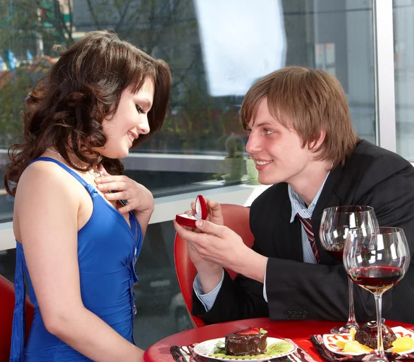 Mann macht Mädchen Heiratsantrag. — Stockfoto