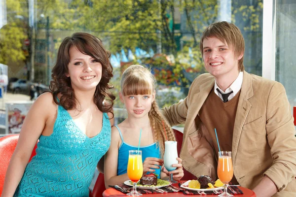 Familj med barn äta på café. — Stockfoto