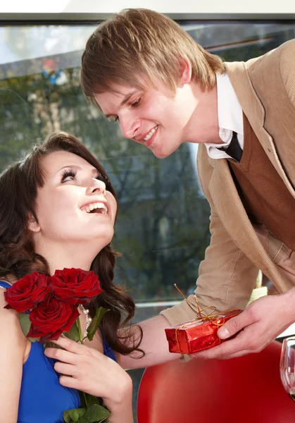 Mann macht schönen Mädchen Heiratsantrag. — Stockfoto