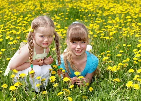 Dzieci leżące w pole z kwiatem. — Zdjęcie stockowe
