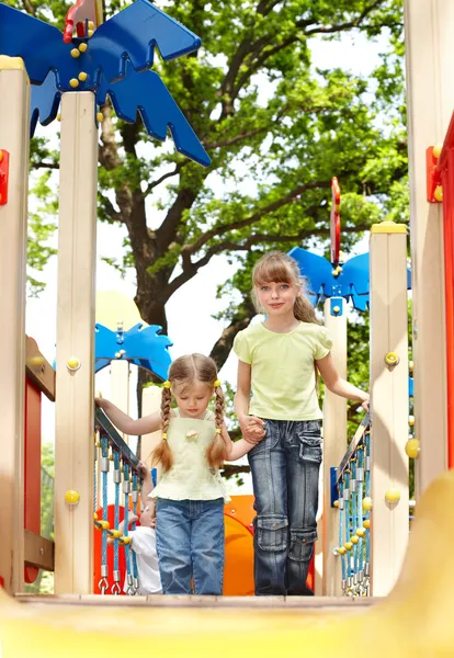 Bambini sullo scivolo all'aperto nel parco . — Foto Stock