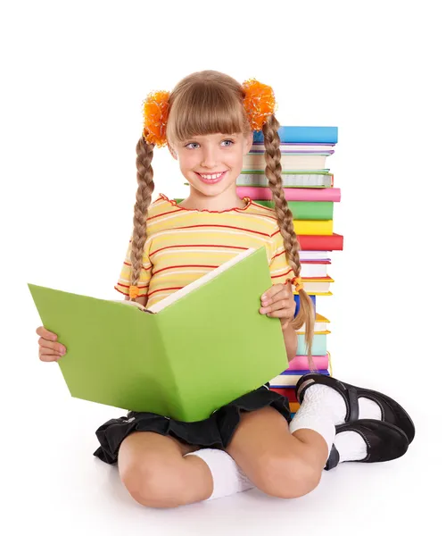 Školačka čtení hromady knih. — Stock fotografie