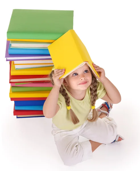 Dítě čtení hromady knih. — Stock fotografie