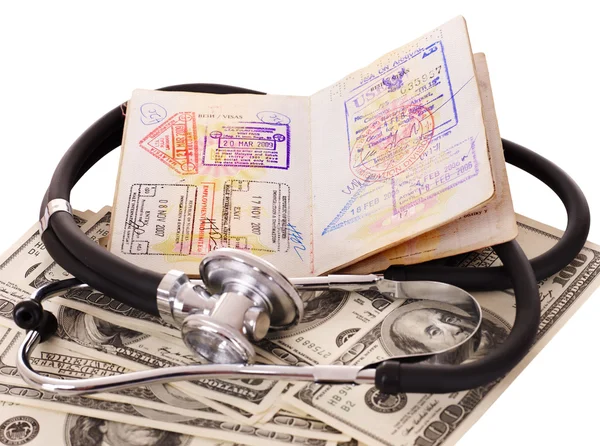 Natura morta medica con stetoscopio, denaro e passaporto . — Foto Stock