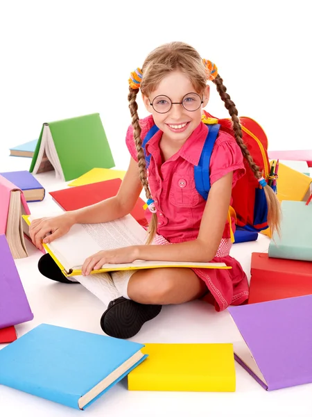 Glad sitter skolflicka i glasögon med högen av böcker. — Stockfoto