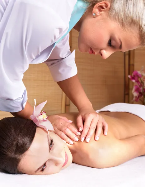 Giovane donna sul lettino da massaggio in beauty spa. Serie. . — Foto Stock