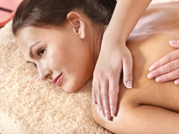 Młoda kobieta mająca masaż. — Zdjęcie stockowe