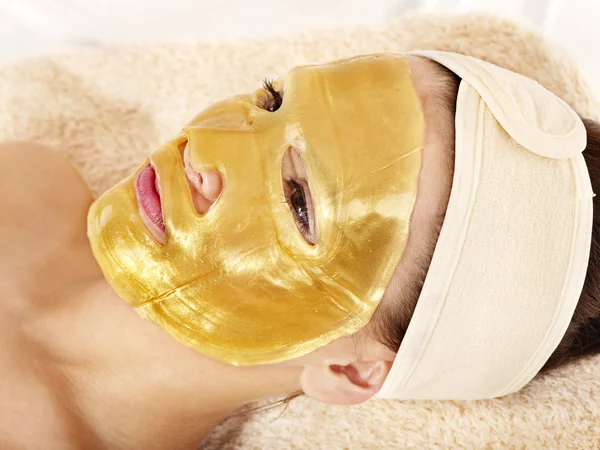 Ragazza con maschera facciale oro . — Foto Stock