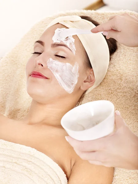 Esteticista aplicando máscara facial por mulher . — Fotografia de Stock