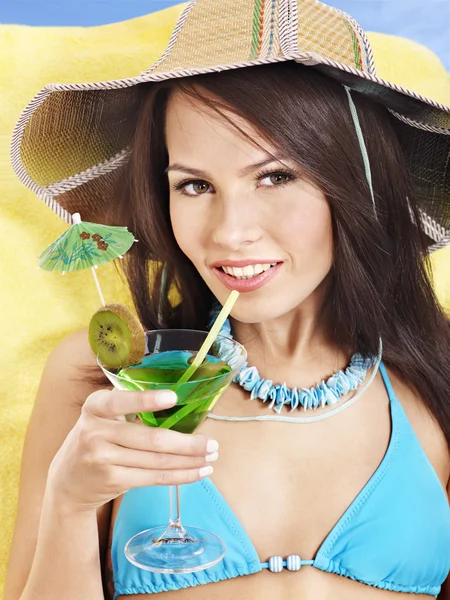Девушка в бикини пьет коктейль . — стоковое фото
