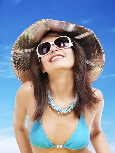 Tjej i bikini och solglasögon på stranden. — Stockfoto