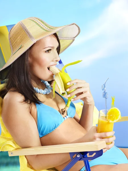 Chica en bikini bebiendo cóctel . — Foto de Stock